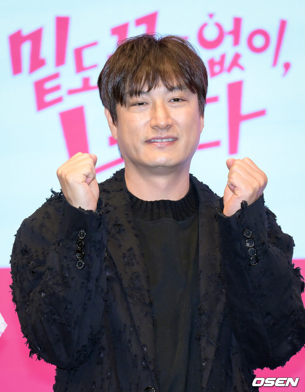 라이프타임 드라마 ‘밑도 끝도 없이, 너다’ 제작발표회가 19일 서울 구로구 디큐브시티 더세인트에서 열렸다.라이프타임 새 토일드라마 ‘밑도 끝도 없이, 너다’는 치명적 하자를 지닌 멜로장인 남자배우가 자신을 드라마 속 여주인공이라 믿는 수상한 여자와 만나면서 밑도 끝도 없이 시작된 전대미문의 예측불가 발칙 로맨스다. 변상순 작가가 집필하고 ‘선재 업고 튀어’를 연출한 윤종호 감독과 이승훈 감독이 연출을 맡았다.윤종호 감독이 포즈를 취하고 있다. 2026.10.19 /cej@osen.co.kr