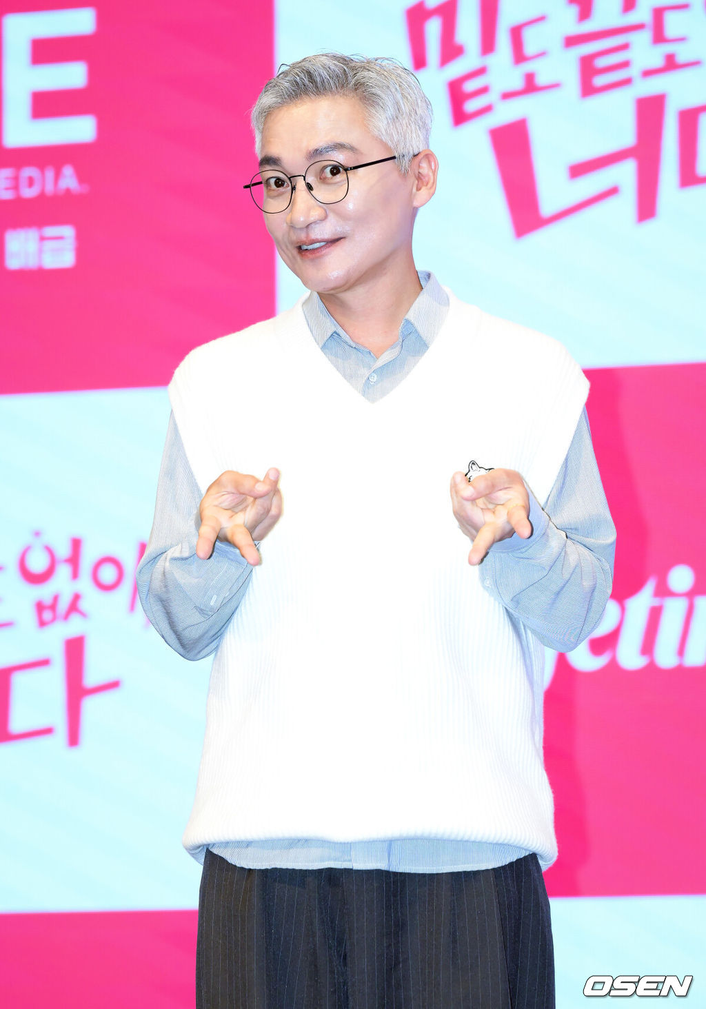 라이프타임 드라마 ‘밑도 끝도 없이, 너다’ 제작발표회가 19일 서울 구로구 디큐브시티 더세인트에서 열렸다.라이프타임 새 토일드라마 ‘밑도 끝도 없이, 너다’는 치명적 하자를 지닌 멜로장인 남자배우가 자신을 드라마 속 여주인공이라 믿는 수상한 여자와 만나면서 밑도 끝도 없이 시작된 전대미문의 예측불가 발칙 로맨스다. 변상순 작가가 집필하고 ‘선재 업고 튀어’를 연출한 윤종호 감독과 이승훈 감독이 연출을 맡았다.배우 조재윤이 포즈를 취하고 있다. 2026.10.19 /cej@osen.co.kr