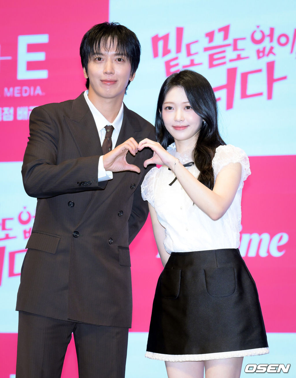 라이프타임 드라마 ‘밑도 끝도 없이, 너다’ 제작발표회가 19일 서울 구로구 디큐브시티 더세인트에서 열렸다.라이프타임 새 토일드라마 ‘밑도 끝도 없이, 너다’는 치명적 하자를 지닌 멜로장인 남자배우가 자신을 드라마 속 여주인공이라 믿는 수상한 여자와 만나면서 밑도 끝도 없이 시작된 전대미문의 예측불가 발칙 로맨스다. 변상순 작가가 집필하고 ‘선재 업고 튀어’를 연출한 윤종호 감독과 이승훈 감독이 연출을 맡았다.배우 정용화, 홍승희가 포즈를 취하고 있다. 2026.10.19 /cej@osen.co.kr