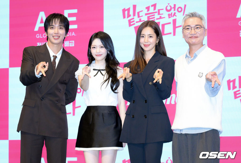 라이프타임 드라마 ‘밑도 끝도 없이, 너다’ 제작발표회가 19일 서울 구로구 디큐브시티 더세인트에서 열렸다.라이프타임 새 토일드라마 ‘밑도 끝도 없이, 너다’는 치명적 하자를 지닌 멜로장인 남자배우가 자신을 드라마 속 여주인공이라 믿는 수상한 여자와 만나면서 밑도 끝도 없이 시작된 전대미문의 예측불가 발칙 로맨스다. 변상순 작가가 집필하고 ‘선재 업고 튀어’를 연출한 윤종호 감독과 이승훈 감독이 연출을 맡았다.배우 정용화, 홍승희, 한채아, 조재윤이 포즈를 취하고 있다. 2026.10.19 /cej@osen.co.kr