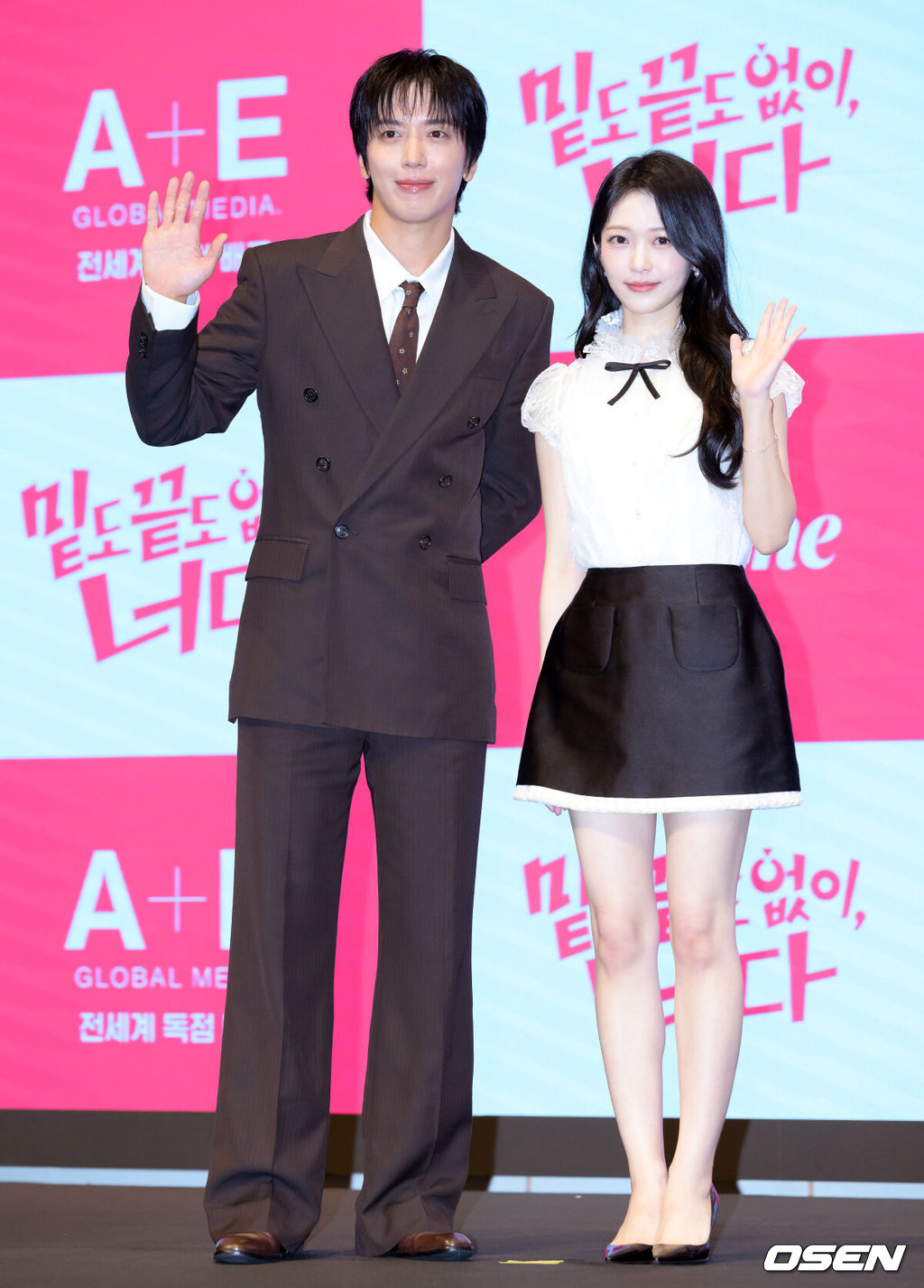 라이프타임 드라마 ‘밑도 끝도 없이, 너다’ 제작발표회가 19일 서울 구로구 디큐브시티 더세인트에서 열렸다.라이프타임 새 토일드라마 ‘밑도 끝도 없이, 너다’는 치명적 하자를 지닌 멜로장인 남자배우가 자신을 드라마 속 여주인공이라 믿는 수상한 여자와 만나면서 밑도 끝도 없이 시작된 전대미문의 예측불가 발칙 로맨스다. 변상순 작가가 집필하고 ‘선재 업고 튀어’를 연출한 윤종호 감독과 이승훈 감독이 연출을 맡았다.배우 정용화, 홍승희가 포즈를 취하고 있다. 2026.10.19 /cej@osen.co.kr