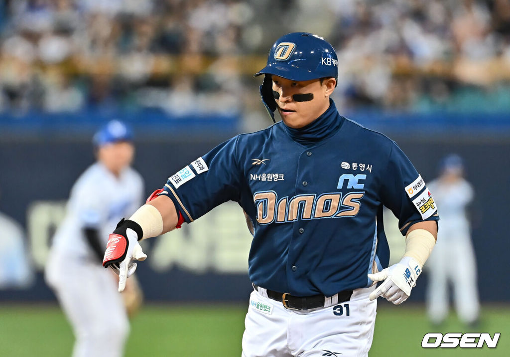 25일 대구삼성라이온즈파크에서 2025 신한 SOL 뱅크 KBO 리그 삼성 라이온즈와 NC 다이노스의 경기가 열렸다. 홈팀 삼성은 김대호가, 방문팀 NC는 목지훈이 선발 출전했다. NC 다이노스 손아섭이 2회초 2사 2루 좌중간 1타점 안타를 치고 세리머니를 하고 있다. 2025.04.25 / foto0307@osen.co.kr