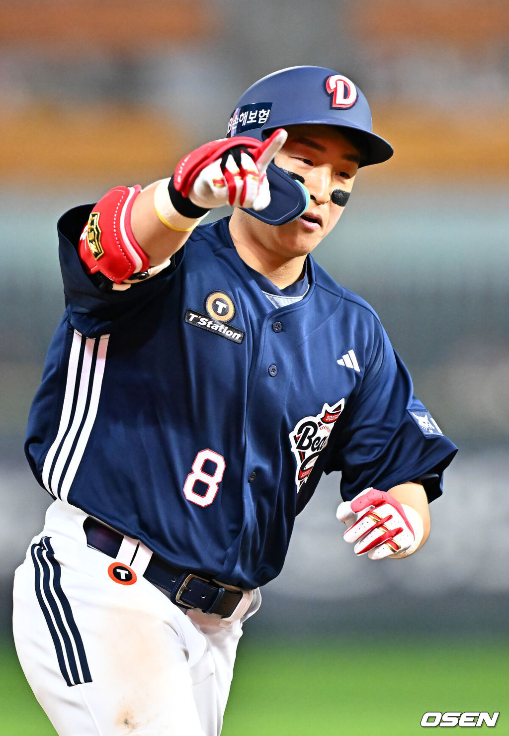 14일 오후 인천 SSG랜더스필드에서 ‘2026 신한 SOL Bank KBO리그' SSG 랜더스와 두산 베어스의 경기가 진행됐다.이날 SSG는 타케다를, 두산은 최민석을 선발투수로 내세웠다.4회초 1사 주자 2루 두산 손아섭이 우중월 투런 홈런을 때린 후 그라운드를 돌고 있다. 2026.04.14 / rumi@osen.co.kr