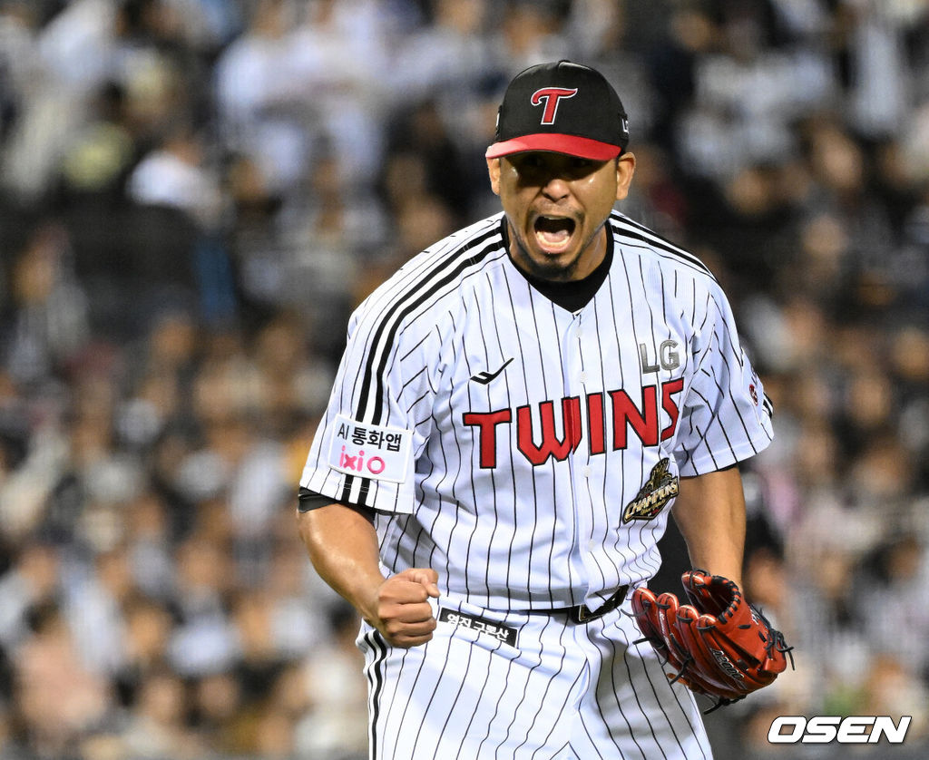 14일 오후 서울 잠실야구장에서 2026 신한 SOL KBO 와일드카드 결정 1차전 LG 트윈스와 두산 베어스의 경기가 열렸다.LG는 카를로스 카라스코, 두산은 곽빈이 선발로 나섰다.6회초 2사 1루에서 LG 카라스코가 두산 안재석을 외야플라이로 처리하고 환호하고 있다. 2026.10.14 /sunday@osen.co.kr