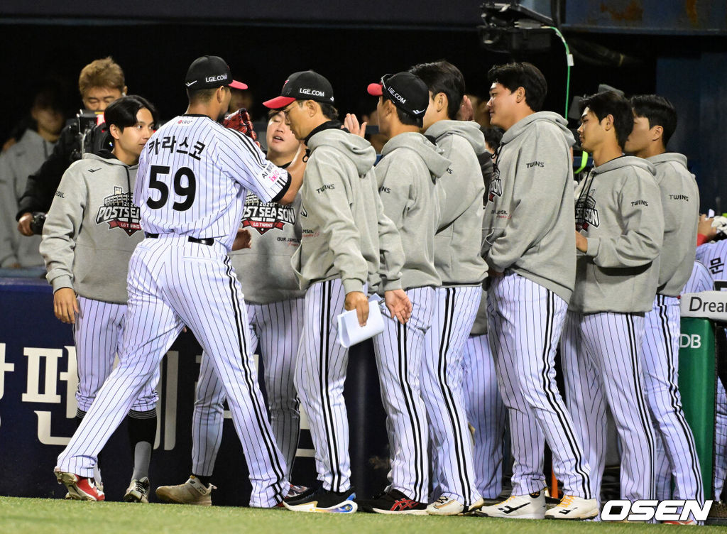 14일 오후 서울 잠실야구장에서 2026 신한 SOL KBO 와일드카드 결정 1차전 LG 트윈스와 두산 베어스의 경기가 열렸다.LG는 카를로스 카라스코, 두산은 곽빈이 선발로 나섰다.5회초 수비를 마친 LG 카라스코가 동료선수들과 하이파이브를 하고 있다. 2026.10.14 / jpnews@osen.co.kr