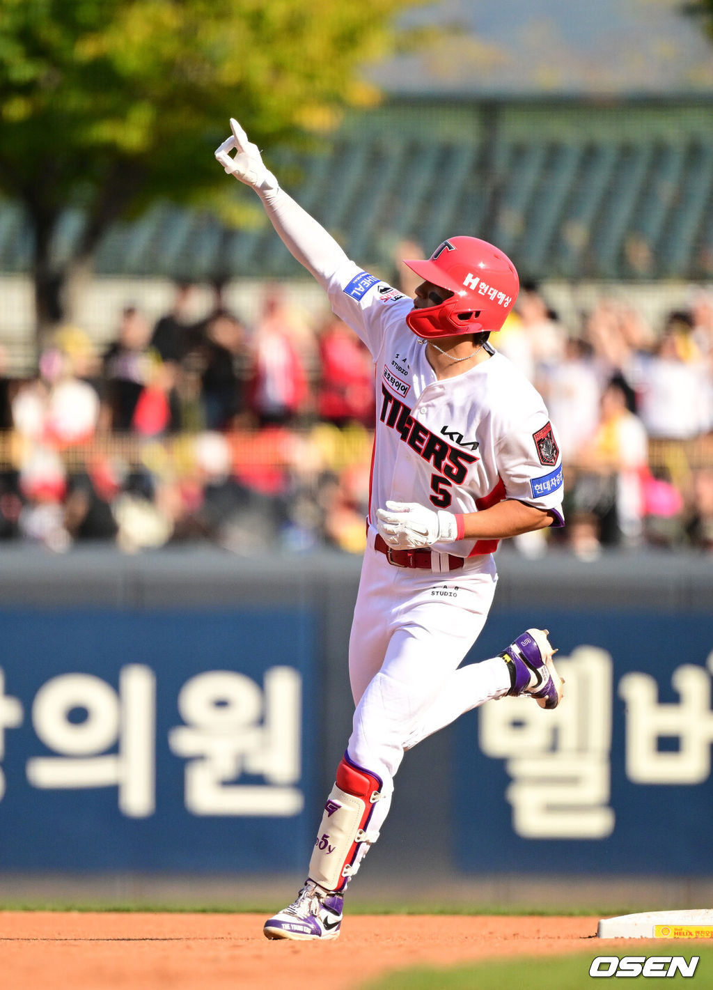 17일 광주-기아 챔피언스 필드에서 ‘2026 신한 SOL KBO 준플레이오프’ 1차전 KIA 타이거즈와 LG 트윈스의 경기가 열렸다.KIA는 올 시즌 79승 2무 63패 승률 .556 리그 3위를 기록했다. LG는 78승 1무 65패 승률 .545 리그 4위다. 상대전적에서는 KIA가 9승 7패로 앞선다. 가을야구 맞대결은 2016년 와일드카드 결정전 이후 10년 만이다.4회말 1사에서 KIA 김도영이 역전 좌월 솔로포를 날리며 기뻐하고 있다. 2026.10.17 / jpnews@osen.co.kr