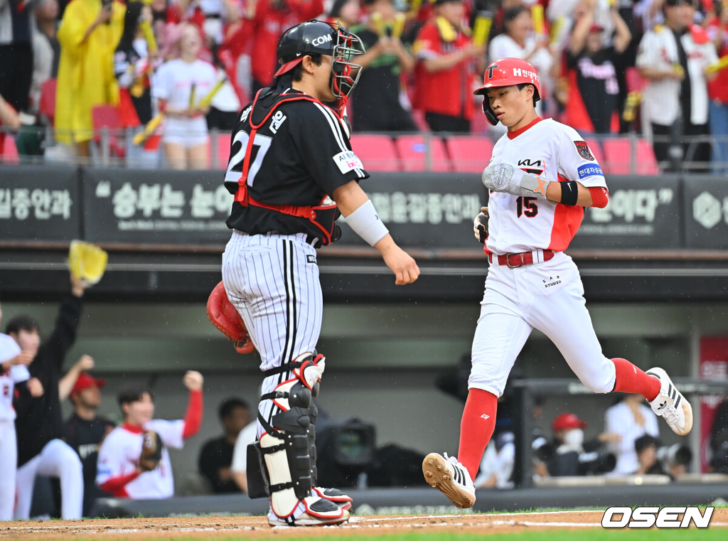 18일 광주-기아챔피언스필드에서 2026 신한 SOL KBO 준플레이오프 2차전 KIA 타이거즈와 LG 트윈스의 경기가 열렸다.홈팀 KIA는 올러가, 방문팀 LG는 임찬규가 선발 출전했다.KIA 타이거즈 박재현이 1회말 1사 1,2루 카스트로의 우익수 오른쪽 1타점 안타때 득점을 올리고 있다. 2026.10.18 / foto0307@osen.co.kr