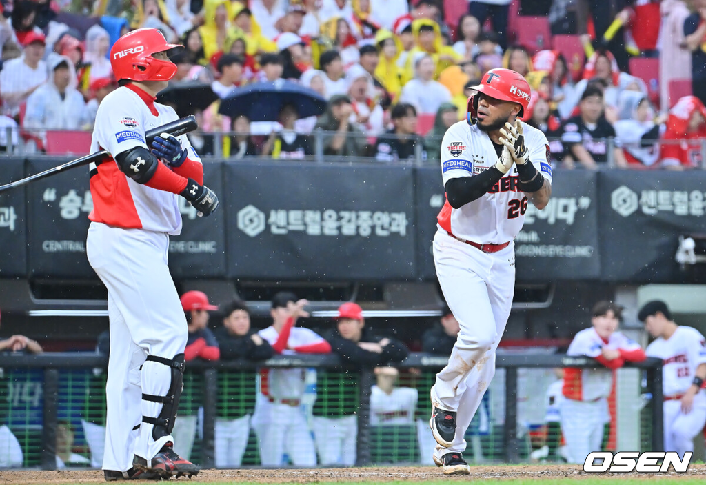 18일 광주-기아챔피언스필드에서 2026 신한 SOL KBO 준플레이오프 2차전 KIA 타이거즈와 LG 트윈스의 경기가 열렸다.홈팀 KIA는 올러가, 방문팀 LG는 임찬규가 선발 출전했다.KIA 타이거즈 카스트로가 7회말 1사 3루 고의사구로 진루하며 나성범에게 파이팅 넘치는 박수를 보내고 있다. 2026.10.18 / foto0307@osen.co.kr