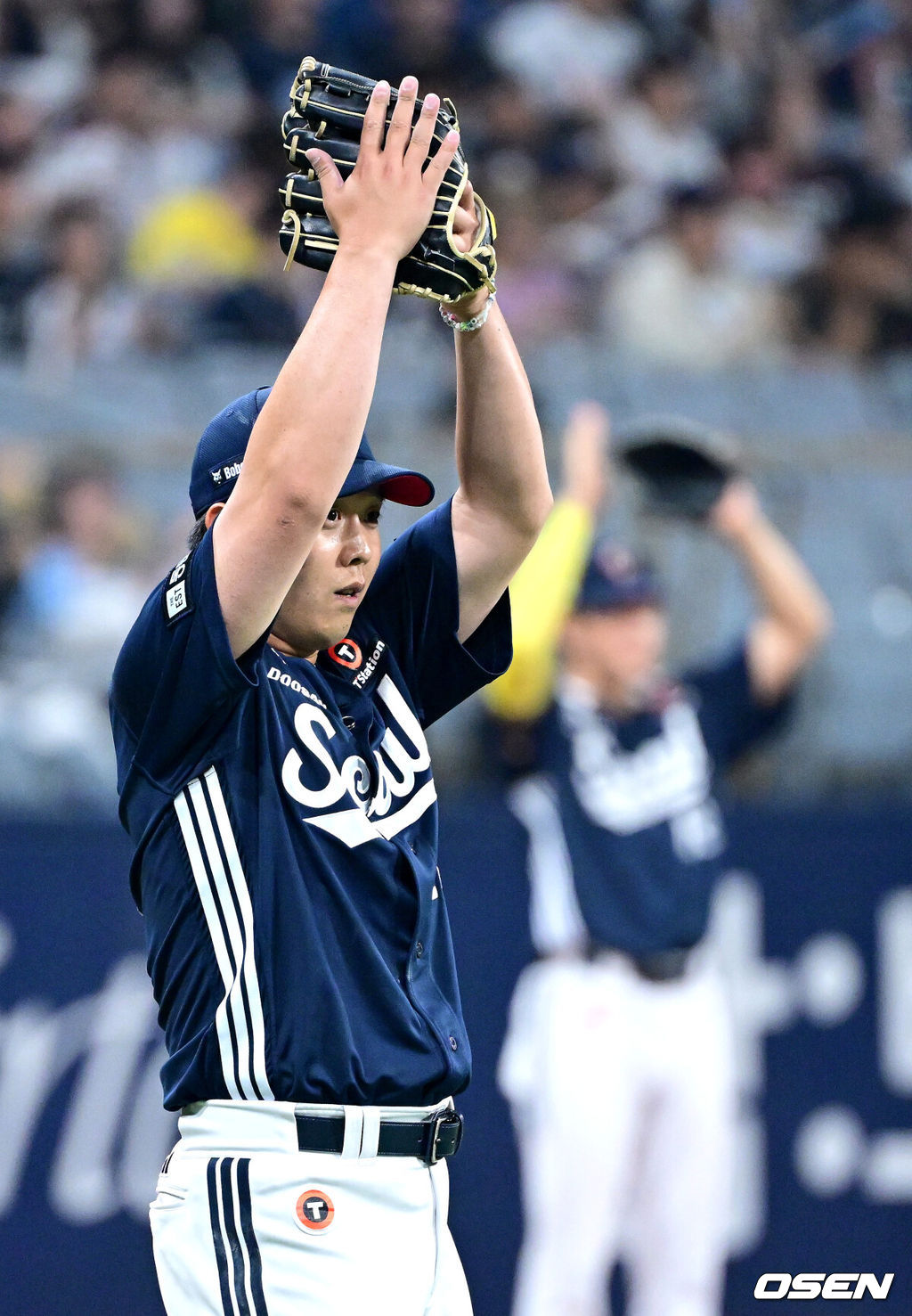 2일 서울 고척스카이돔에서 ‘2026 신한 SOL KBO리그’ 키움 히어로즈와 두산 베어스의 경기가 열렸다.홈팀 키움은 안우진, 방문팀 두산은 웨스 벤자민을 선발투수로 내세웠다. 8회말 1사 주자없는 상황 키움 박수종의 파울 뜬공 때 좋은 수비를 펼친 두산 우익수 카메론을 향해 두산 투수 김명신이 인사를 전하고 있다. 2026.05.02 / dreamer@osen.co.kr