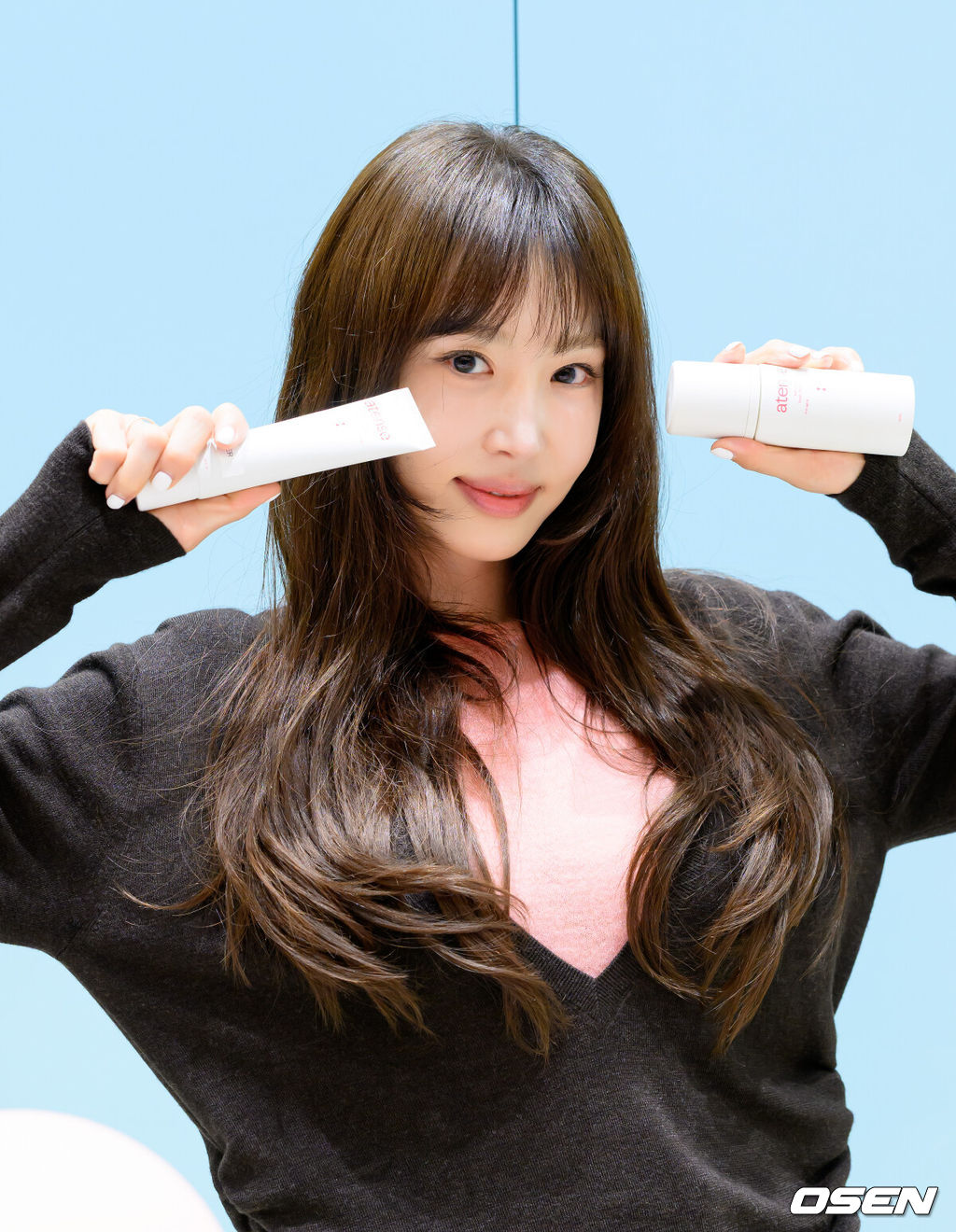 배우 강예원이 17일 오후 더현대 서울에 오픈한 뷰티 브랜드 팝업스토어를 찾았다.강예원은 최근 소속사 판타지오와 재계약을 체결하며 동행을 예고했다. 그는 차기작으로 영화 ‘내 섬에서 당장 나가!’ 출연을 확정하고 스크린 복귀를 준비하고 있다.강예원이 포즈를 취하고 있다. 2026.10.17 /sunday@osen.co.kr