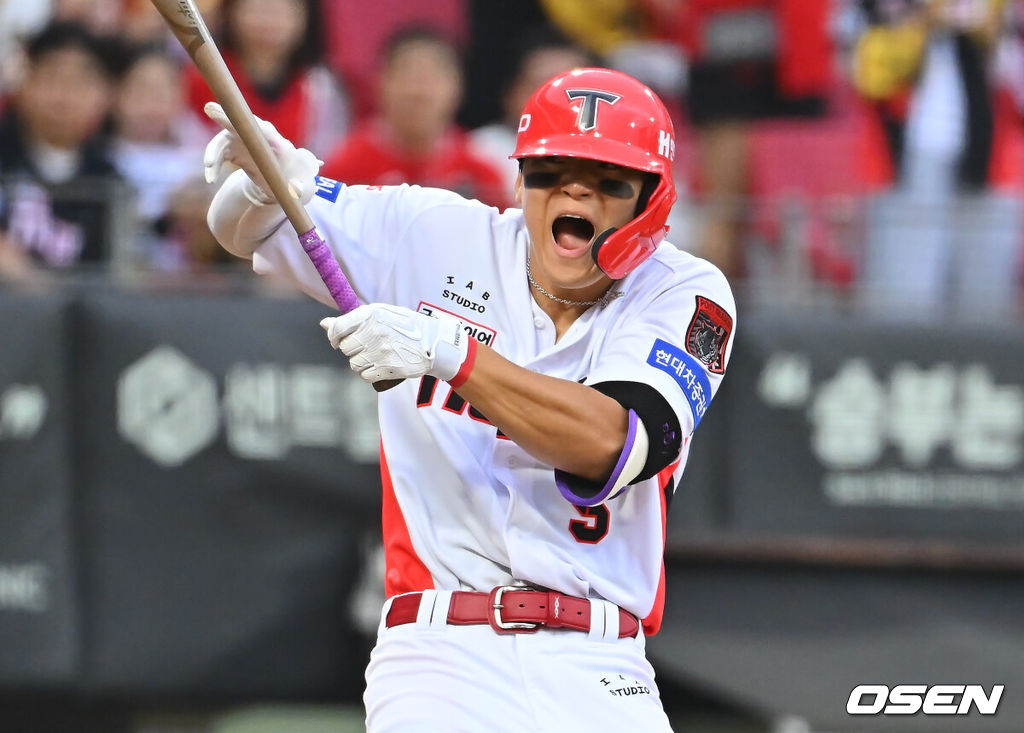 18일 광주-기아챔피언스필드에서 2026 신한 SOL KBO 준플레이오프 2차전 KIA 타이거즈와 LG 트윈스의 경기가 열렸다. 홈팀 KIA는 올러가, 방문팀 LG는 임찬규가 선발 출전했다.KIA 타이거즈 김도영이 4회말 2사 LG 트윈스 우강훈의 투구에 팔을 맞고 괴로워하고 있다. 2026.10.18 / foto0307@osen.co.kr