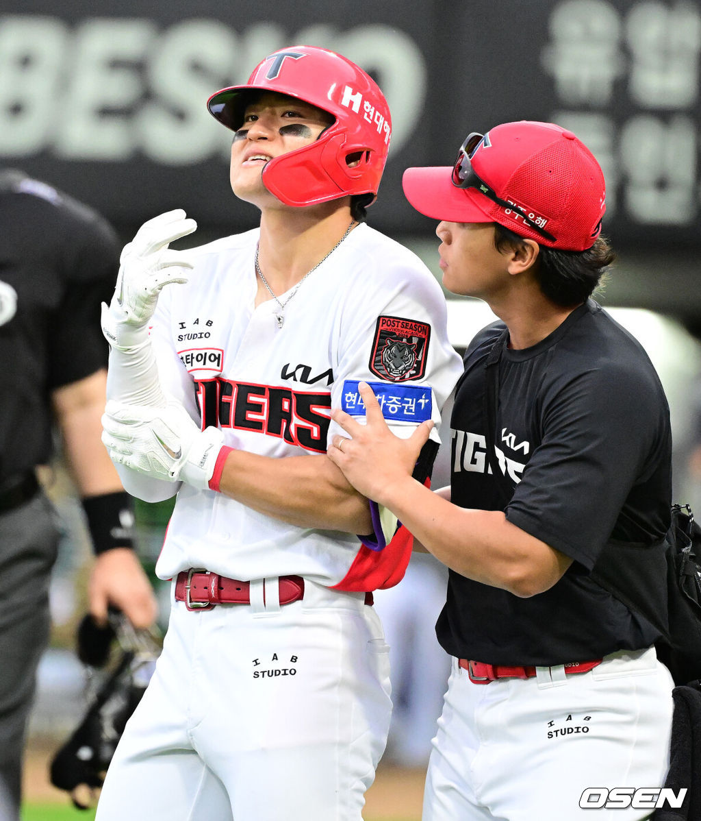 18일 광주-기아챔피언스필드에서 2026 신한 SOL KBO 준플레이오프 2차전 KIA 타이거즈와 LG 트윈스의 경기가 열렸다. 홈팀 KIA는 올러가, 방문팀 LG는 임찬규가 선발 출전했다.4회말 2사에서 KIA 김도영이 LG 우강훈의 사구에 괴로워하고 있다. 2026.10.18 / jpnews@osen.co.kr