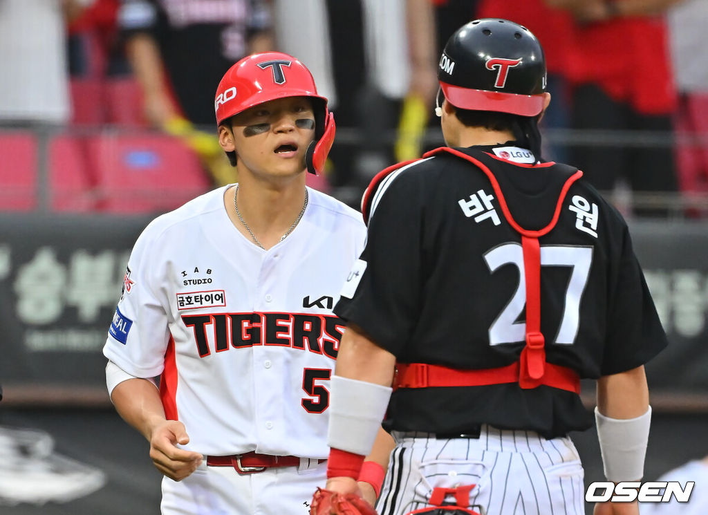 18일 광주-기아챔피언스필드에서 2026 신한 SOL KBO 준플레이오프 2차전 KIA 타이거즈와 LG 트윈스의 경기가 열렸다. 홈팀 KIA는 올러가, 방문팀 LG는 임찬규가 선발 출전했다.KIA 타이거즈 김도영이 4회말 2사 LG 트윈스 우강훈의 투구에 팔을 맞고 박동원의 위로를 받고 있다. 2026.10.18 / foto0307@osen.co.kr