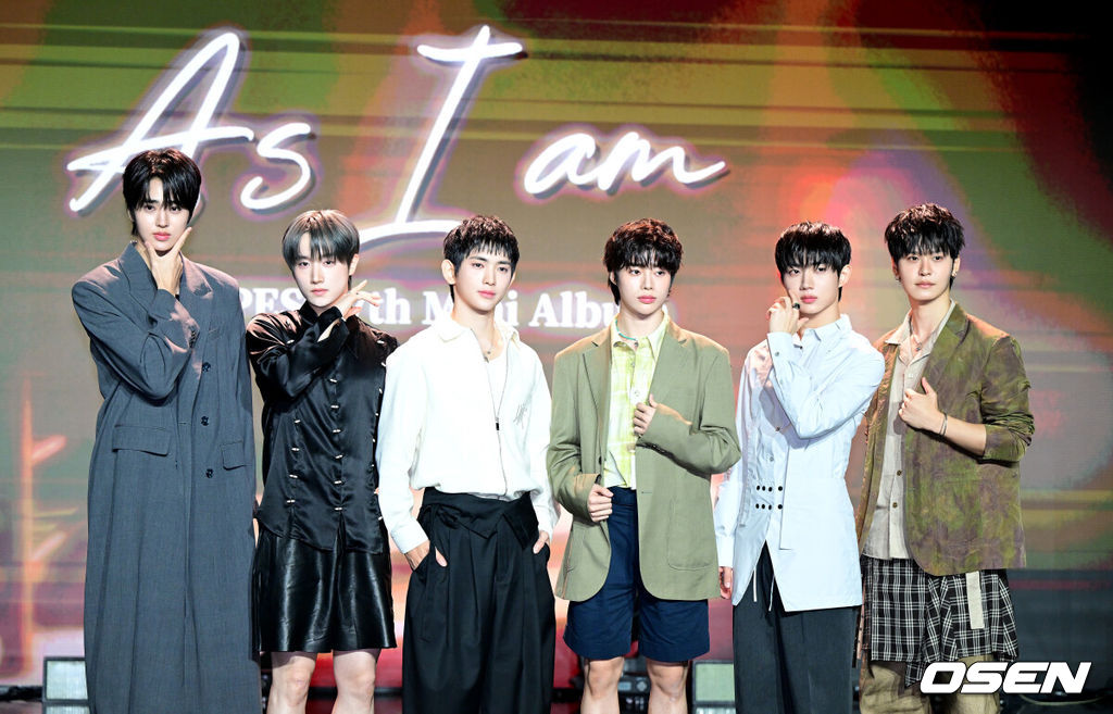 그룹 템페스트(TEMPEST)가 27일 오후 서울 청담동 일지아트홀에서 일곱 번째 미니앨범 'As I am(애즈 아이 엠)' 발매 쇼케이스를 가졌다.템페스트의 일곱 번째 미니앨범 'As I am'은 템페스트가 약 7개월 만에 발매하는 신보로, 모두에게 보내는 위로의 메시지를 담고 있다. 템페스트는 이번 앨범을 통해 더욱 짙어진 자신들만의 매력과 다채로운 음악 스펙트럼을 선보인다.템페스트 멤버들이 포토타임을 하고 있다. 2025.10.27 / dreamer@osen.co.kr