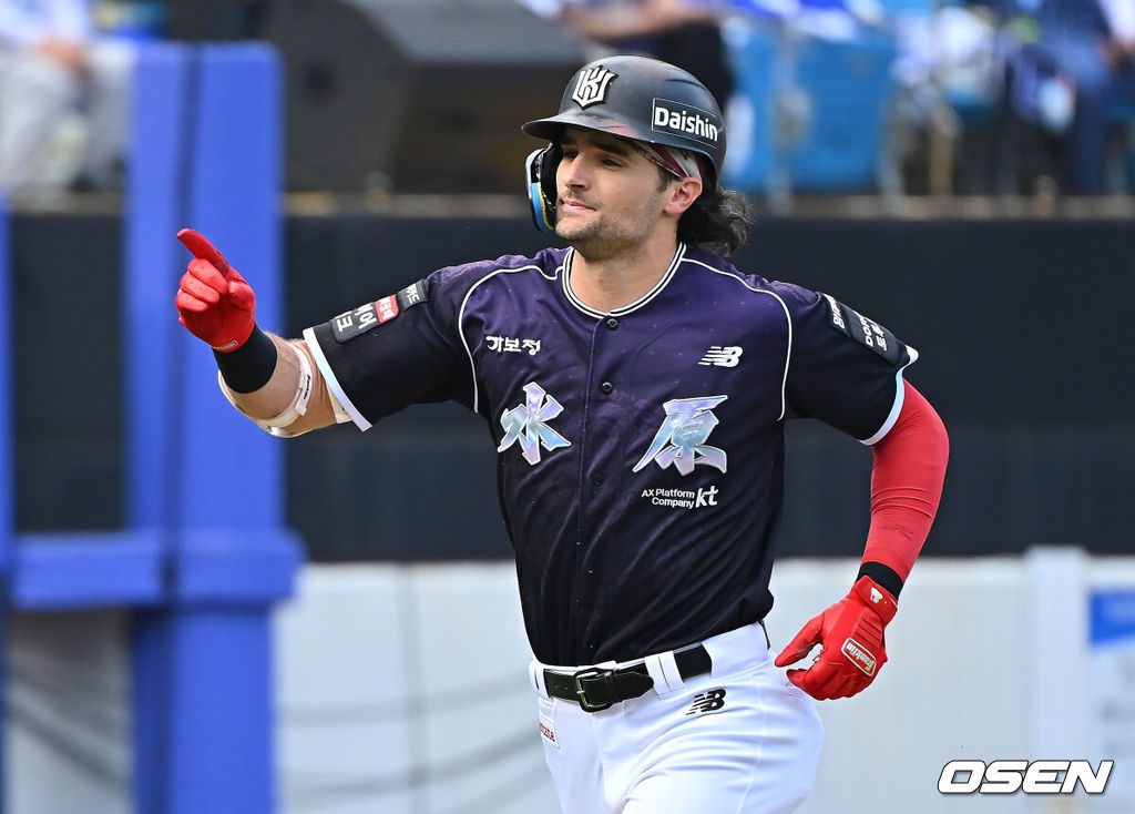 11일 대구삼성라이온즈파크에서 2026 신한 SOL KBO 리그 삼성 라이온즈와 KT 위즈의 경기가 열렸다. 홈팀 삼성은 후라도가, 방문팀 KT는 고영표가 선발 출전했다. KT 위즈 힐리어드가 3회초 1사 1,2루 좌월 3점 홈런을 치고 세리머니를 하고 있다. 2026.10.11 / foto0307@osen.co.kr