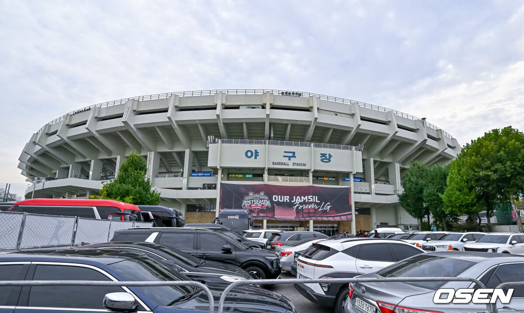 20일 서울 송파구 잠실야구장에서 2026 신한 SOL KBO 준플레이오프 3차전 LG 트윈스와 KIA 타이거즈의 경기가 열렸다. 홈팀 LG는 카라스코, KIA는 시라카와를 선발투수로 내세웠다.플레이오프 3차전이 열리는 잠실구장 외관 전경. 2026.10.20 / soul1014@osen.co.kr
