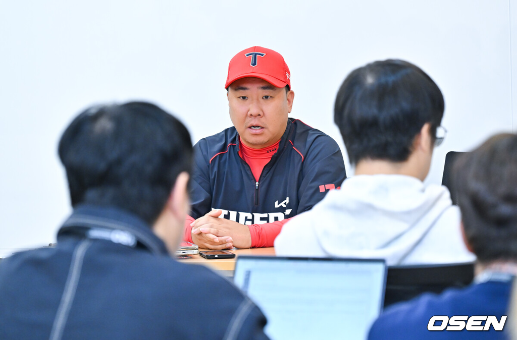 20일 서울 송파구 잠실야구장에서 2026 신한 SOL KBO 준플레이오프 3차전 LG 트윈스와 KIA 타이거즈의 경기가 열렸다.홈팀 LG는 카라스코, KIA는 시라카와를 선발투수로 내세웠다.경기 앞서 KIA 이범호 감독이 기자회견을 갖고 소감을 밝히고 있다. 2026.10.20 / soul1014@osen.co.kr