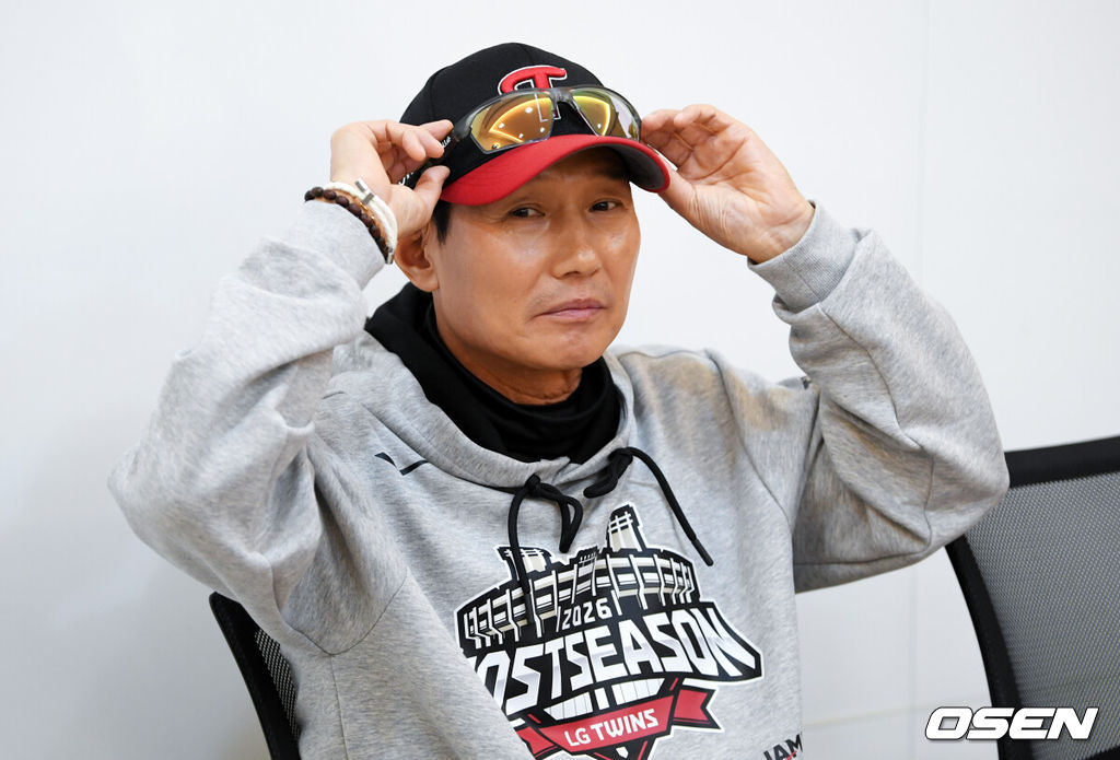 20일 서울 송파구 잠실야구장에서 2026 신한 SOL KBO 준플레이오프 3차전 LG 트윈스와 KIA 타이거즈의 경기가 열린다. 홈팀 LG는 카라스코, KIA는 시라카와를 선발투수로 내세웠다.LG 염경엽 감독이 인터뷰를 하고 있다. 2026.10.20 /cej@osen.co.kr