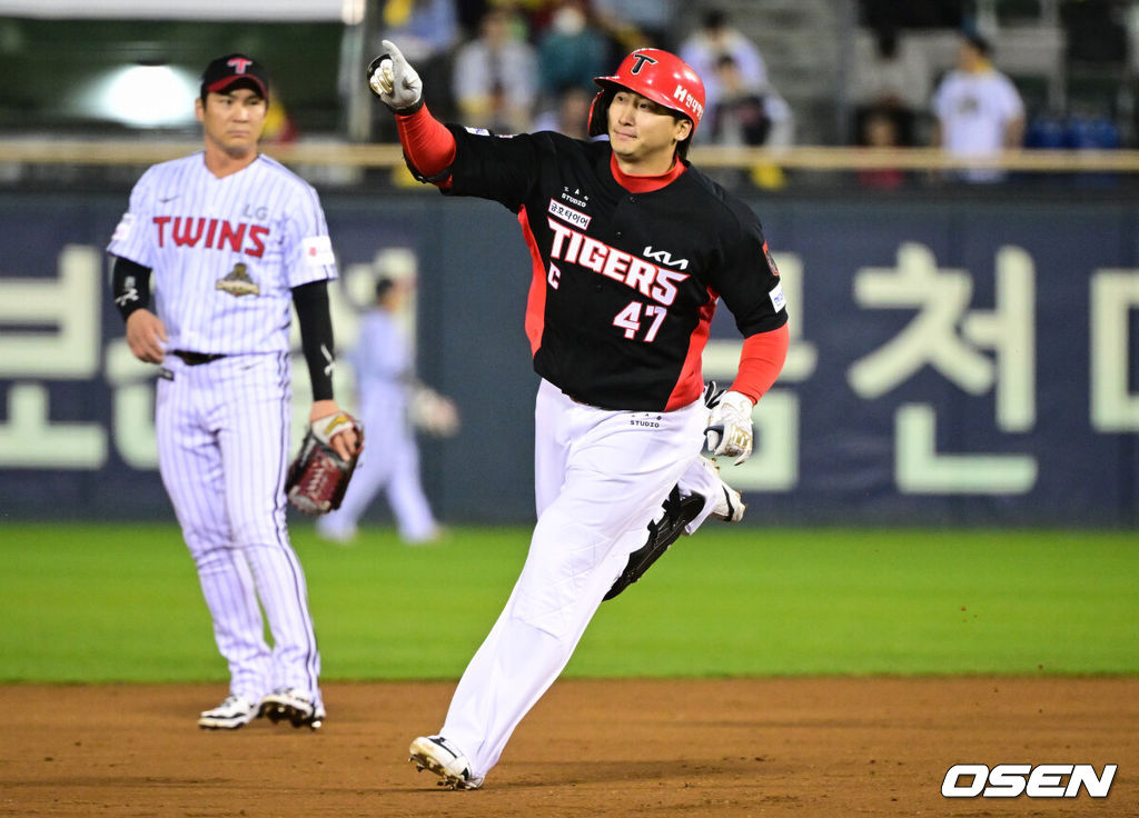 20일 서울 송파구 잠실야구장에서 2026 신한 SOL KBO 준플레이오프 3차전 LG 트윈스와 KIA 타이거즈의 경기가 열렸다. 홈팀 LG는 카라스코, KIA는 시라카와를 선발투수로 내세웠다.2회초 KIA 선두타자 나성범이 중월 선제 솔로포를 날린 뒤 베이스를 돌고 있다. 2026.10.20 /cej@osen.co.kr