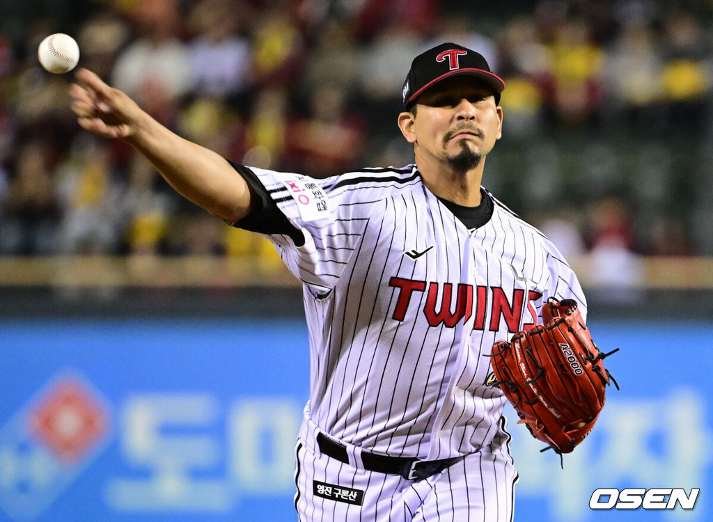 20일 서울 송파구 잠실야구장에서 2026 신한 SOL KBO 준플레이오프 3차전 LG 트윈스와 KIA 타이거즈의 경기가 열렸다. 홈팀 LG는 카라스코, KIA는 시라카와를 선발투수로 내세웠다.1회초 LG 카라스코가 역투하고 있다. 2026.10.20 /cej@osen.co.kr