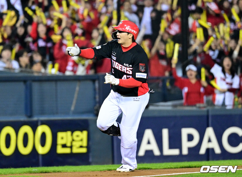 20일 서울 잠실야구장에서 ‘2026 신한 SOL KBO 준플레이오프’ 3차전 LG 트윈스와 KIA 타이거즈의 경기가 열렸다.벼랑 끝에 몰린 LG는 카를로스 카라스코가 선발로 나선다. 광주 홈에서 열린 2경기를 모두 잡아낸 KIA는 시라카와 게이쇼를 선발로 내세웠다.2회초 선두타자로 나선 KIA 나성범이 선제 중월 솔로포를 날리고 그라운드를 돌며 기뻐하고 있다. 2026.10.20 / dreamer@osen.co.kr