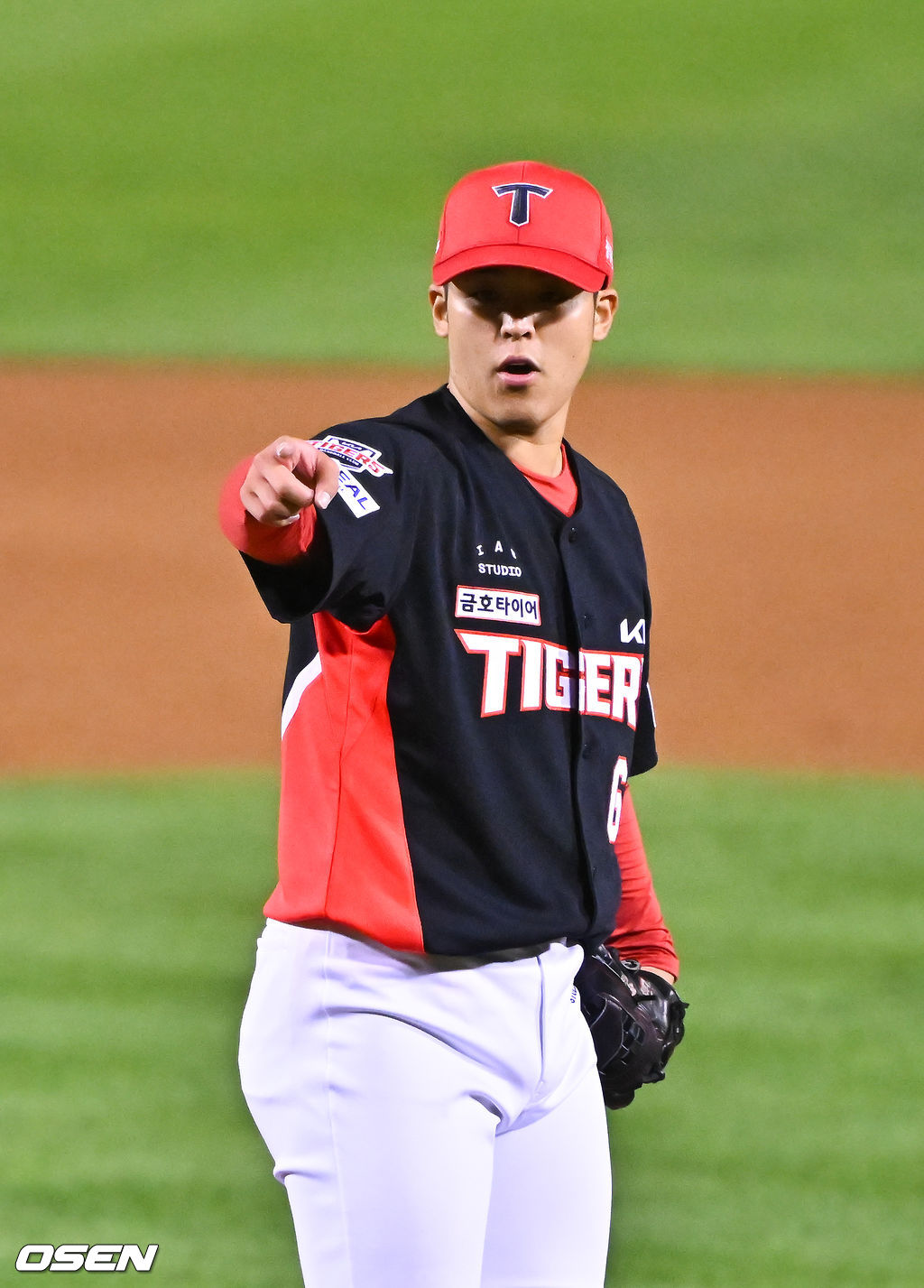 시라카와 잠실 승리 LG 타자를 상대하며 동료에게 손짓하는 1회말 경기 사진