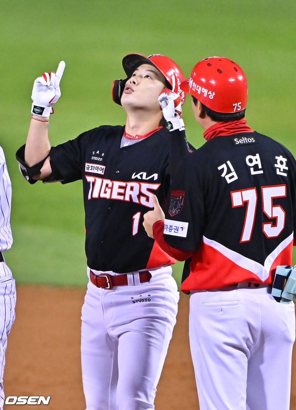 카라스코 만루 위기 박정우 좌전 적시타 후 KIA 타이거즈 선수가 환호하는 실제 경기 모습