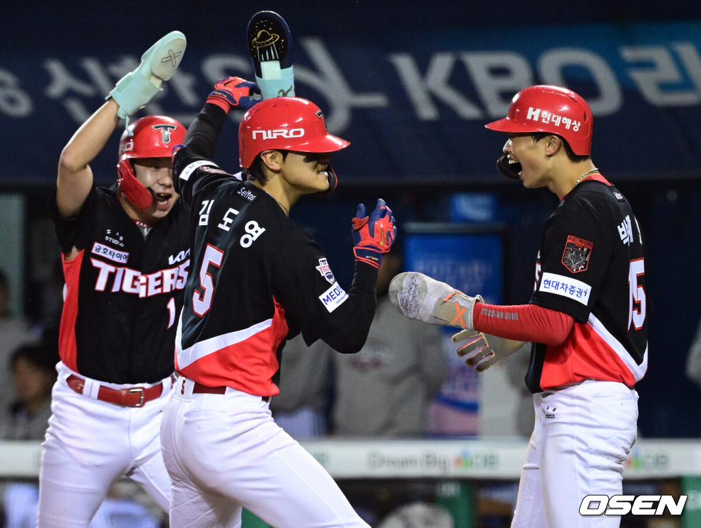 20일 서울 송파구 잠실야구장에서 2026 신한 SOL KBO 준플레이오프 3차전 LG 트윈스와 KIA 타이거즈의 경기가 열렸다.홈팀 LG는 카라스코, KIA는 시라카와를 선발투수로 내세웠다.2회초 1사 만루에서 KIA 김도영이 좌중월으로 만루 홈런을 날린 뒤 환영을 받고 있다. 2026.10.20 /cej@osen.co.kr