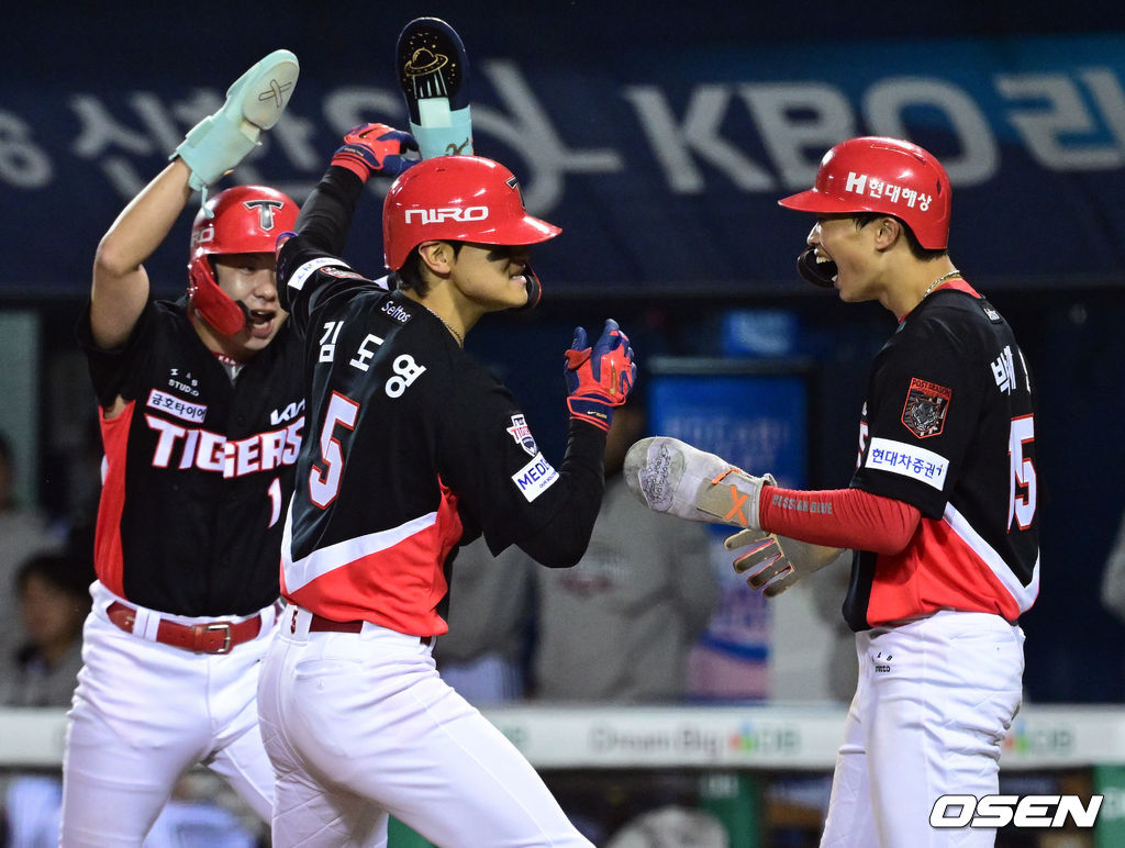 카라스코 만루 위기 이후 김도영 2회 만루홈런 축하하는 KIA 타이거즈 2026 준플레이오프 3차전