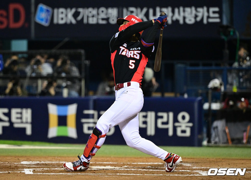 20일 서울 송파구 잠실야구장에서 2026 신한 SOL KBO 준플레이오프 3차전 LG 트윈스와 KIA 타이거즈의 경기가 열렸다. 홈팀 LG는 카라스코, KIA는 시라카와를 선발투수로 내세웠다.2회초 1사 만루에서 KIA 김도영이 좌중월으로 만루 홈런을 날리고 있다. 2026.10.20 /cej@osen.co.kr