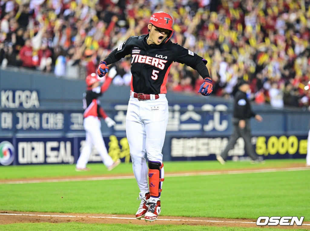 20일 서울 잠실야구장에서 ‘2026 신한 SOL KBO 준플레이오프’ 3차전 LG 트윈스와 KIA 타이거즈의 경기가 열렸다.벼랑 끝에 몰린 LG는 카를로스 카라스코가 선발로 나선다. 광주 홈에서 열린 2경기를 모두 잡아낸 KIA는 시라카와 게이쇼를 선발로 내세웠다. 2회초 1사 만루 상황 KIA 김도영이 달아나는 좌중간 만루포를 날린 뒤 환호하고 있다. 2026.10.20 / dreamer@osen.co.kr