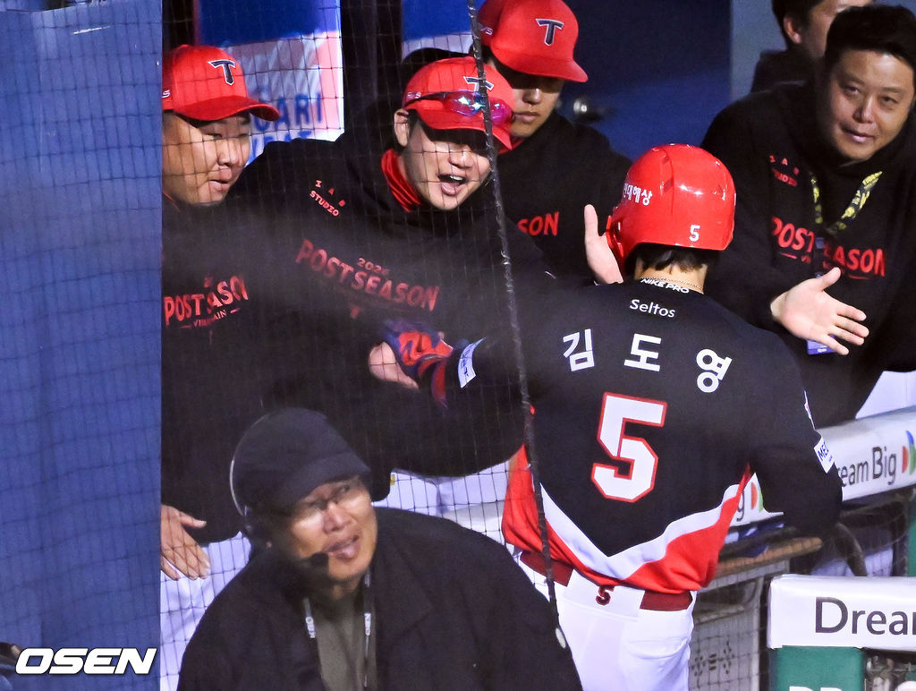 김도영 이범호 감독과 홈런 축하하는 현장 · 한준수 포스트시즌 홈런 KIA LG 준플레이오프 3차전