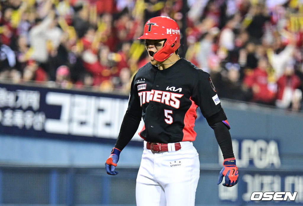 20일 서울 잠실야구장에서 ‘2026 신한 SOL KBO 준플레이오프’ 3차전 LG 트윈스와 KIA 타이거즈의 경기가 열렸다.벼랑 끝에 몰린 LG는 카를로스 카라스코가 선발로 나선다. 광주 홈에서 열린 2경기를 모두 잡아낸 KIA는 시라카와 게이쇼를 선발로 내세웠다.2회초 1사 만루 상황 KIA 김도영이 달아나는 좌중간 만루포를 날리고 펄쩍 뛰며 기뻐하고 있다. 2026.10.20 / dreamer@osen.co.kr