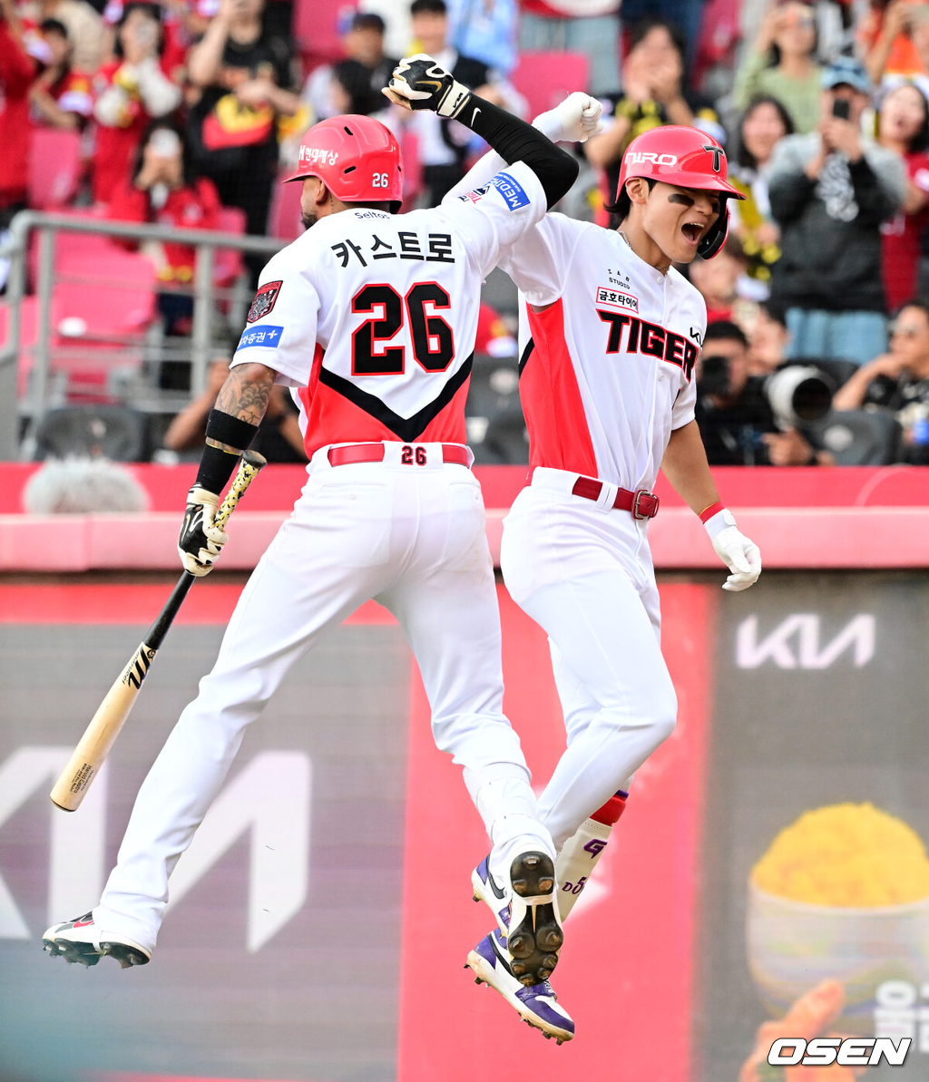 17일 광주-기아 챔피언스 필드에서 ‘2026 신한 SOL KBO 준플레이오프’ 1차전 KIA 타이거즈와 LG 트윈스의 경기가 열렸다.KIA는 올 시즌 79승 2무 63패 승률 .556 리그 3위를 기록했다. LG는 78승 1무 65패 승률 .545 리그 4위다. 상대전적에서는 KIA가 9승 7패로 앞선다. 가을야구 맞대결은 2016년 와일드카드 결정전 이후 10년 만이다.8회말 2사 1루에서 KIA 김도영이 중월 투런포를 날리며 카스트로와 기뻐하고 있다. 2026.10.17 / jpnews@osen.co.kr