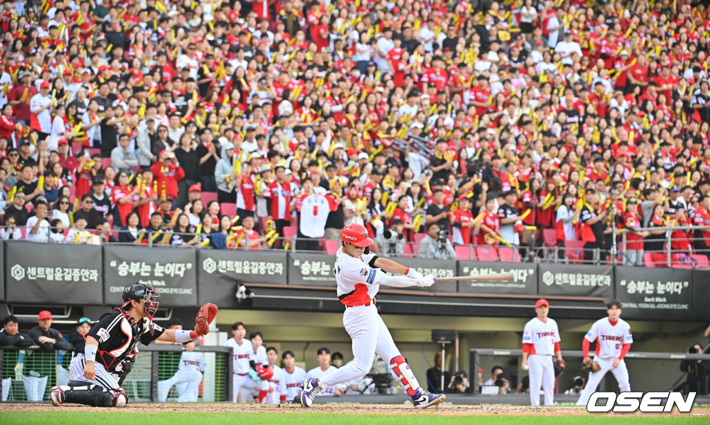 17일 광주-기아챔피언스필드에서 2026 신한 SOL KBO 리그 준플레이오프 KIA 타이거즈와 LG 트윈스의 1차전 경기가 열렸다.KIA는 올 시즌 79승 2무 63패 승률 .556 리그 3위를 기록했다. LG는 78승 1무 65패 승률 .545 리그 4위다. 상대전적에서는 KIA가 9승 7패로 앞선다. 가을야구 맞대결은 2016년 와일드카드 결정전 이후 10년 만이다.KIA 타이거즈 김도영이 8회말 2사 1루 중월 2점 홈런을 치고 있다. 2026.10.17 / foto0307@osen.co.kr