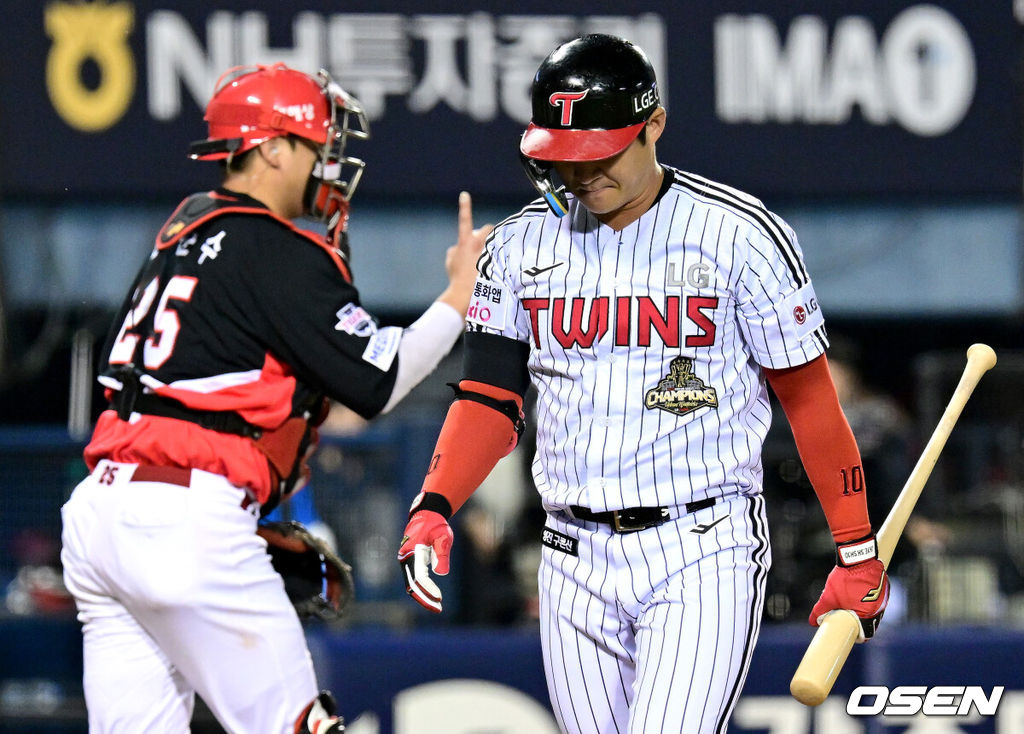 20일 서울 잠실야구장에서 ‘2026 신한 SOL KBO 준플레이오프’ 3차전 LG 트윈스와 KIA 타이거즈의 경기가 열렸다.벼랑 끝에 몰린 LG는 카를로스 카라스코가 선발로 나선다. 광주 홈에서 열린 2경기를 모두 잡아낸 KIA는 시라카와 게이쇼를 선발로 내세웠다. 6회초 무사 2 3루 상황 LG 오지환이 삼진으로 물러나며 아쉬워하고 있다. 2026.10.20 / dreamer@osen.co.kr