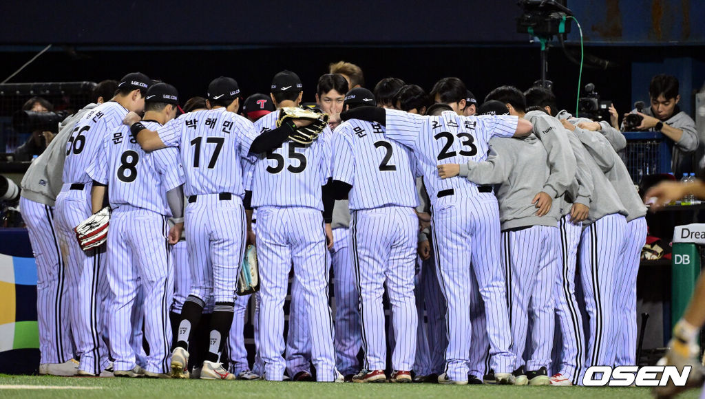 20일 서울 송파구 잠실야구장에서 2026 신한 SOL KBO 준플레이오프 3차전 LG 트윈스와 KIA 타이거즈의 경기가 열렸다. 홈팀 LG는 카라스코, KIA는 시라카와를 선발투수로 내세웠다.3회말 공격 이닝을 앞두고 LG가 미팅을 갖고 있다. 2026.10.20 /cej@osen.co.kr