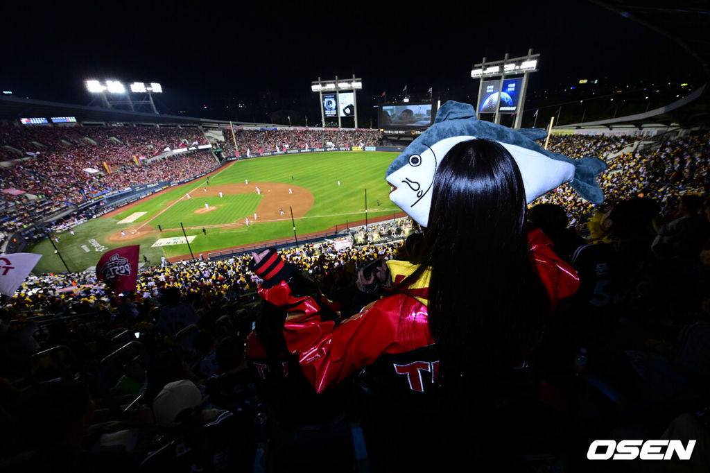 20일 서울 송파구 잠실야구장에서 2026 신한 SOL KBO 준플레이오프 3차전 LG 트윈스와 KIA 타이거즈의 경기가 열렸다. 홈팀 LG는 카라스코, KIA는 시라카와를 선발투수로 내세웠다.관중들이 응원을 펼치고 있다. 2026.10.20 /cej@osen.co.kr