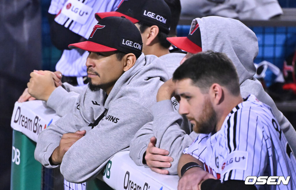 20일 서울 송파구 잠실야구장에서 2026 신한 SOL KBO 준플레이오프 3차전 LG 트윈스와 KIA 타이거즈의 경기가 열렸다. 홈팀 LG는 카라스코, KIA는 시라카와를 선발투수로 내세웠다.선발투수로 나서 1.1이닝 5실점 기록했던 LG 카라스코가 더그아웃에서 경기를 지켜보고 있다 .        2026.10.20 / soul1014@osen.co.kr