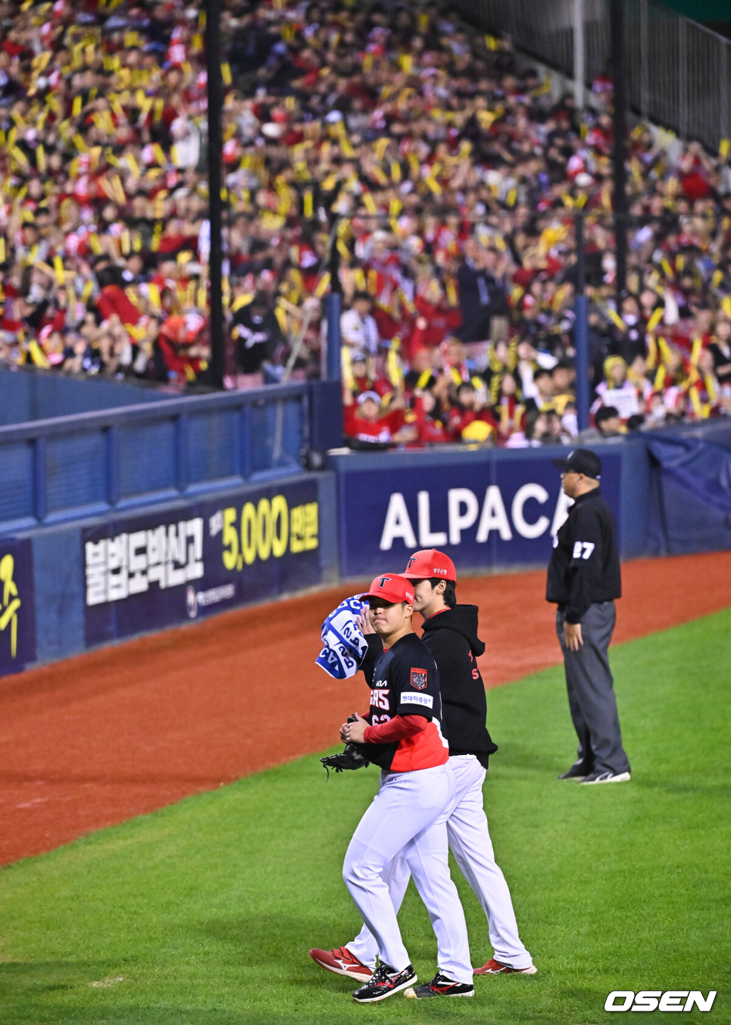 20일 서울 송파구 잠실야구장에서 2026 신한 SOL KBO 준플레이오프 3차전 LG 트윈스와 KIA 타이거즈의 경기가 열렸다.홈팀 LG는 카라스코, KIA는 시라카와를 선발투수로 내세웠다.6회말 KIA 시라카와가 팬들의 박수를 받으며 교체되고 있다. 2026.10.20 / soul1014@osen.co.kr