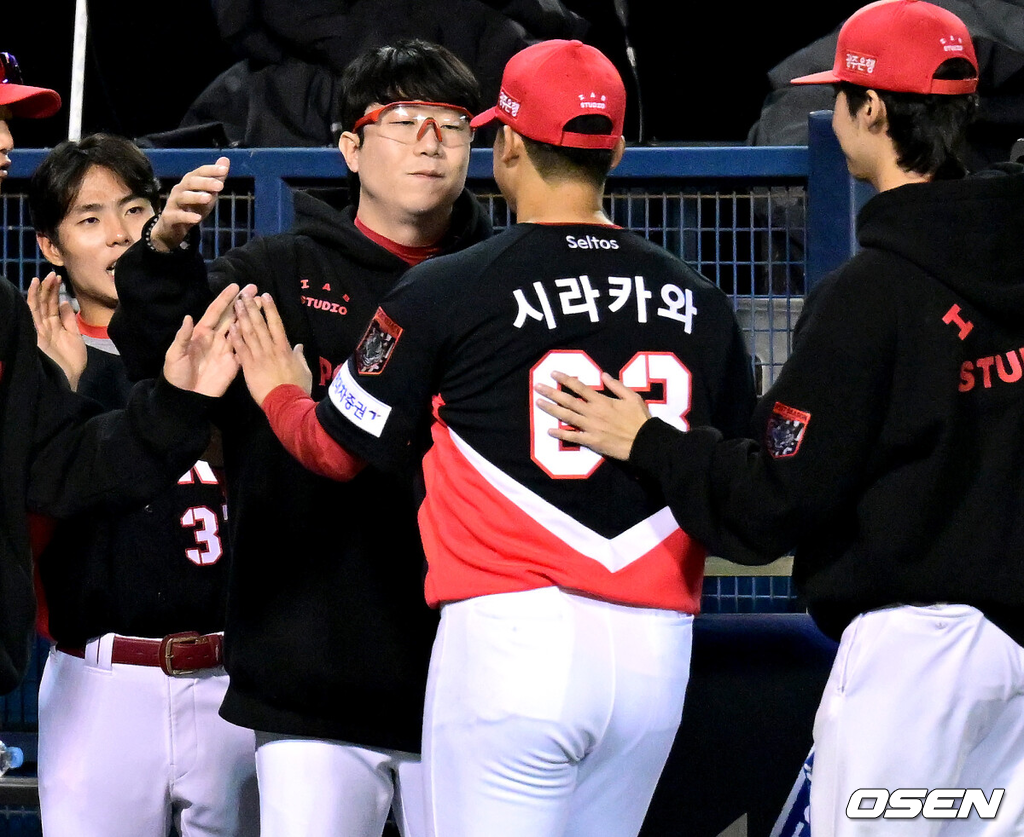 20일 서울 잠실야구장에서 ‘2026 신한 SOL KBO 준플레이오프’ 3차전 LG 트윈스와 KIA 타이거즈의 경기가 열렸다.벼랑 끝에 몰린 LG는 카를로스 카라스코가 선발로 나선다. 광주 홈에서 열린 2경기를 모두 잡아낸 KIA는 시라카와 게이쇼를 선발로 내세웠다.6회초 무사 2 3루 상황 KIA 선발 시라카와가 마운드를 내려가며 양현종과 인사를 나누고 있다. 2026.10.20 / dreamer@osen.co.kr