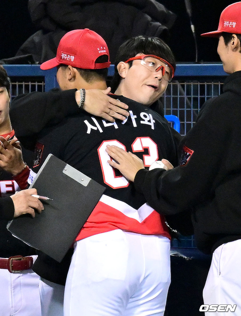 양현종과 시라카와 6회 마운드에서 포옹하는 장면 · 한준수 포스트시즌 홈런 KIA LG 준플레이오프 3차전