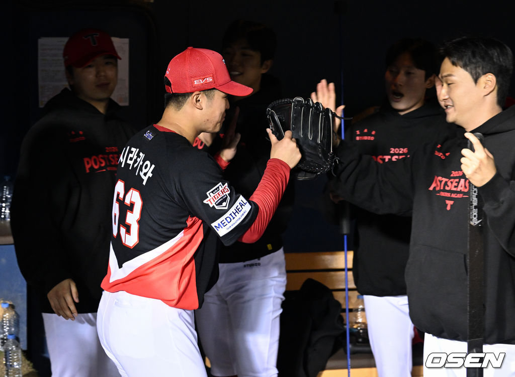 시라카와 잠실 승리 6회 교체 후 KIA 더그아웃 동료 선수들이 하이파이브로 맞이하는 장면