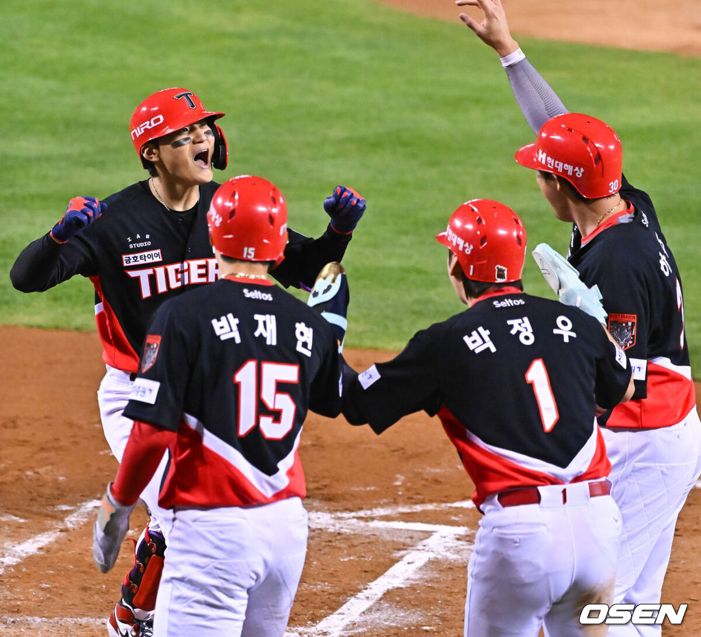 20일 서울 송파구 잠실야구장에서 2026 신한 SOL KBO 준플레이오프 3차전 LG 트윈스와 KIA 타이거즈의 경기가 열렸다. 홈팀 LG는 카라스코, KIA는 시라카와를 선발투수로 내세웠다.2회초 1사 만루 KIA 김도영이 만루홈런을 날리고 동료들과 기뻐하고 있다.     2026.10.20 / soul1014@osen.co.kr