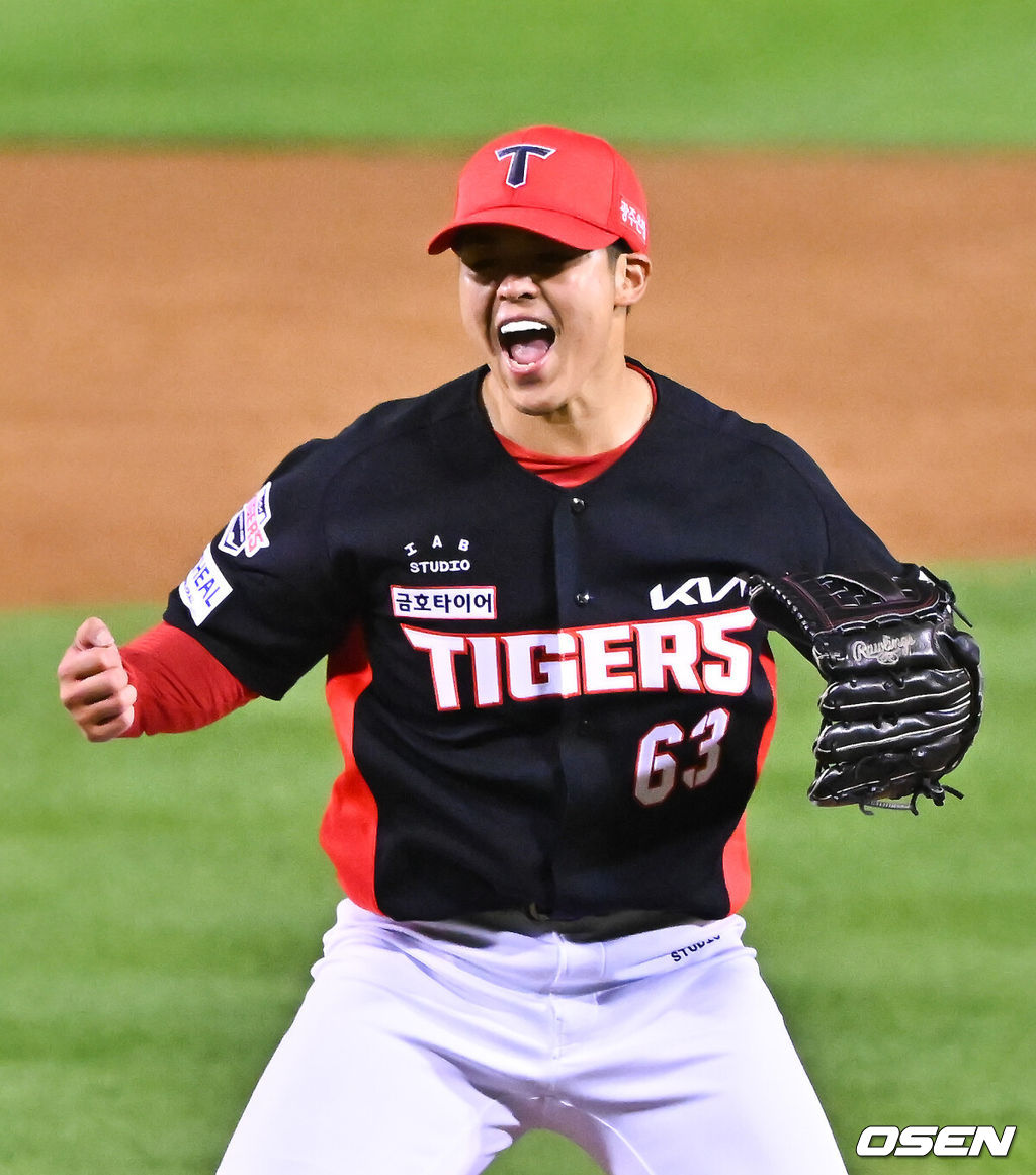 20일 서울 송파구 잠실야구장에서 2026 신한 SOL KBO 준플레이오프 3차전 LG 트윈스와 KIA 타이거즈의 경기가 열렸다. 홈팀 LG는 카라스코, KIA는 시라카와를 선발투수로 내세웠다.4회말 이닝종료 후 KIA 선발투수 시라카와가 기뻐하고 있다.   2026.10.20 / soul1014@osen.co.kr