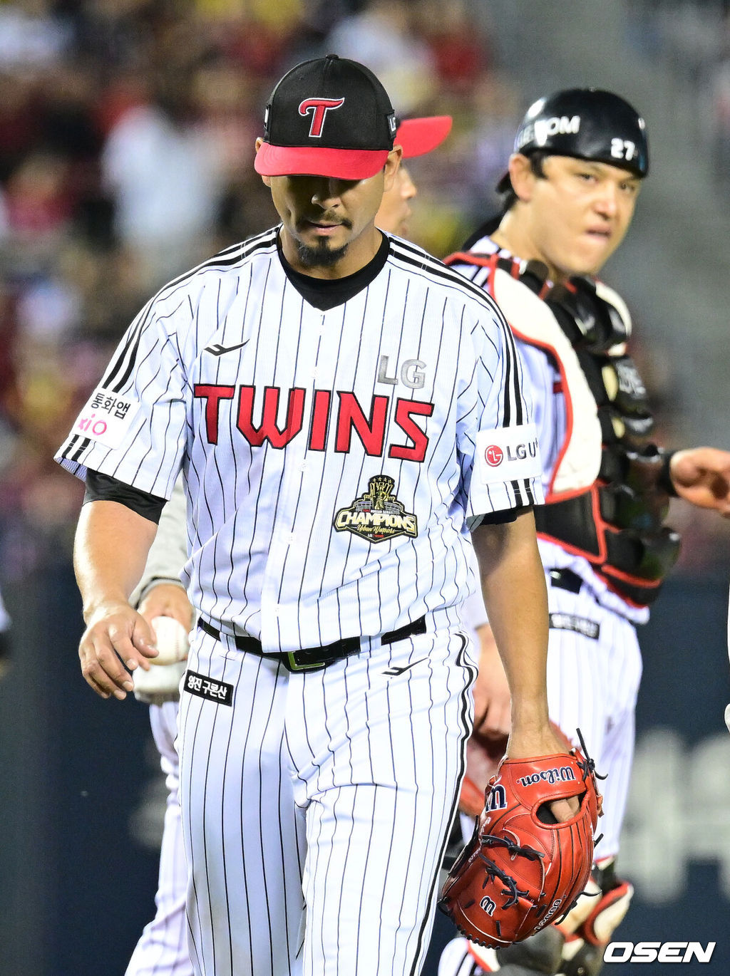 20일 서울 잠실야구장에서 ‘2026 신한 SOL KBO 준플레이오프’ 3차전 LG 트윈스와 KIA 타이거즈의 경기가 열렸다.벼랑 끝에 몰린 LG는 카를로스 카라스코가 선발로 나선다. 광주 홈에서 열린 2경기를 모두 잡아낸 KIA는 시라카와 게이쇼를 선발로 내세웠다. 2회초 1사 만루 상황 LG 선발 카라스코가 마운드를 내려오고 있다. 2026.10.20 / dreamer@osen.co.kr