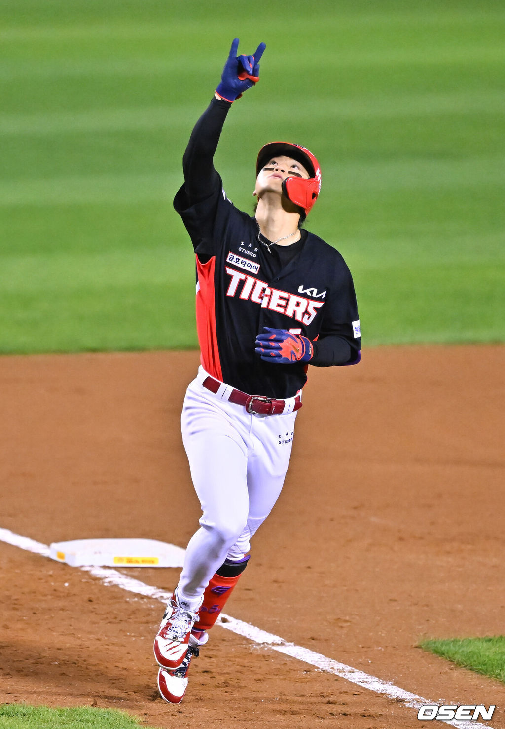 20일 서울 송파구 잠실야구장에서 2026 신한 SOL KBO 준플레이오프 3차전 LG 트윈스와 KIA 타이거즈의 경기가 열렸다. 홈팀 LG는 카라스코, KIA는 시라카와를 선발투수로 내세웠다.2회초 1사 만루 KIA 김도영이 만루홈런을 날리고 베이스를 돌고 있다   2026.10.20 / soul1014@osen.co.kr