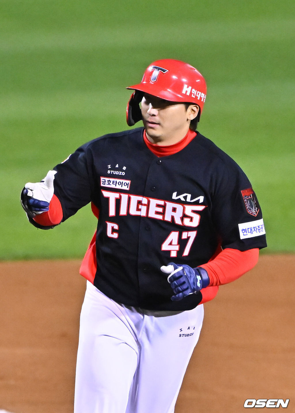 20일 서울 송파구 잠실야구장에서 2026 신한 SOL KBO 준플레이오프 3차전 LG 트윈스와 KIA 타이거즈의 경기가 열렸다. 홈팀 LG는 카라스코, KIA는 시라카와를 선발투수로 내세웠다.6회초 2사 KIA 나성범이 솔로 홈런을 날리고 베이스를 돌고 있다.      2026.10.20 / soul1014@osen.co.kr