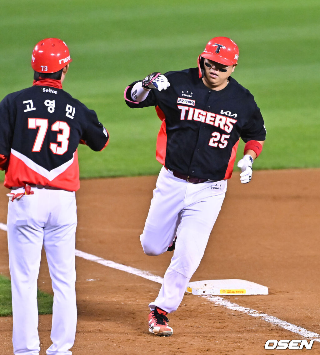 20일 서울 송파구 잠실야구장에서 2026 신한 SOL KBO 준플레이오프 3차전 LG 트윈스와 KIA 타이거즈의 경기가 열렸다. 홈팀 LG는 카라스코, KIA는 시라카와를 선발투수로 내세웠다.7회초 KIA 선두타자 한준수가 솔로홈런을 날리고 베이스를 돌고 있다       2026.10.20 / soul1014@osen.co.kr
