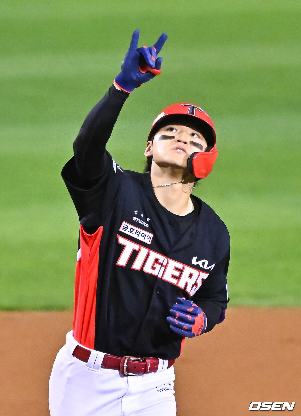20일 서울 송파구 잠실야구장에서 2026 신한 SOL KBO 준플레이오프 3차전 LG 트윈스와 KIA 타이거즈의 경기가 열렸다. 홈팀 LG는 카라스코, KIA는 시라카와를 선발투수로 내세웠다.2회말 김도영이 만루 홈런을 날린뒤 세리머니를 하고 있다.     2026.10.20 / soul1014@osen.co.kr